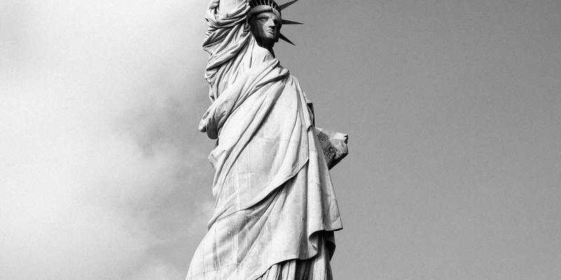 从传统收银台到现代POS系统：原木风商业设备的升级指南与支付系统成本效益分析